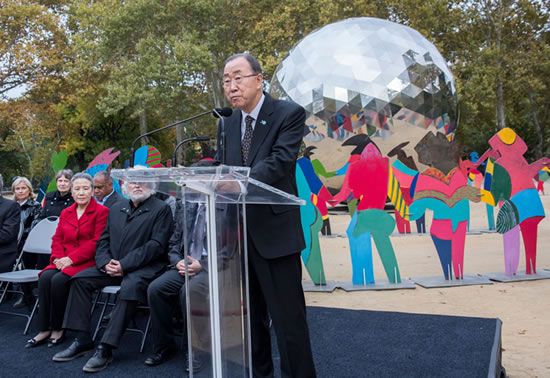 Secretary-General Ban Ki-moon unveils “Enlightened Universe”, a monumental art installation by Spanish artist Cristóbal Gabarrón ,on Saturday, 24 October, in Central Park in New York City in celebration of the 70th anniversary of the United Nations. UN Photo/Cia Pak